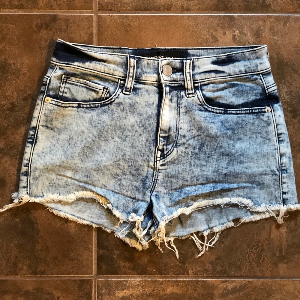 Acid wash high-waisted denim shorts